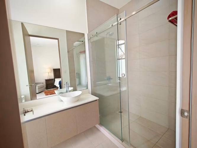 Casa de Lujo AMUEBLADA en Alquiler – Condominio Santa Ana Boulevard, Pozos, Santa Ana