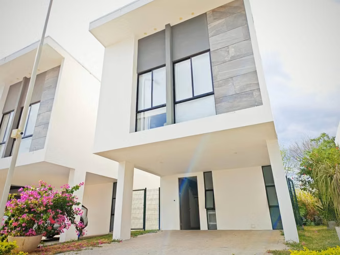 Condominio en Pozos, Santa Ana - Casa de Lujo SIN MUEBLES