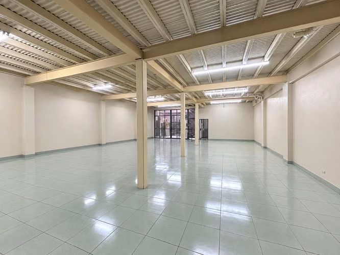Alquiler de Bodega Con Uso Comercial e Industrial en Belén - Imagen 2