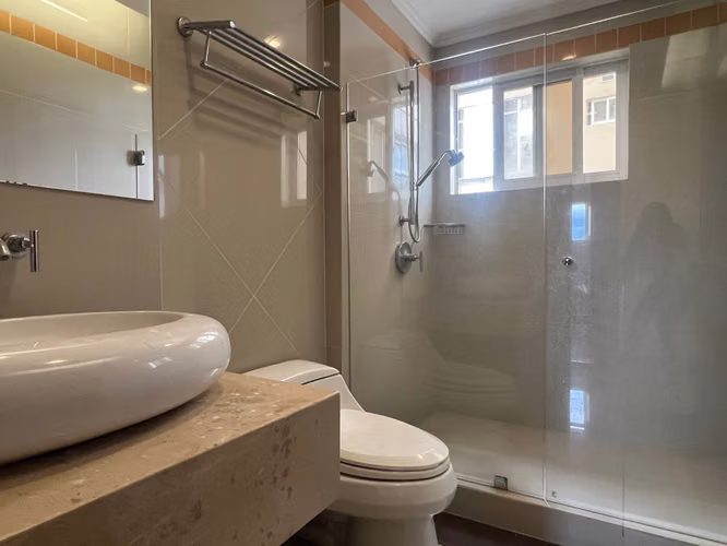 Ubicado en zona privilegiada de Sabana Sur.  Apartamento  de 2 habitaciones y 2 baños completos, 2 parqueos  - Imagen 11