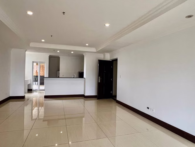 Ubicado en zona privilegiada de Sabana Sur.  Apartamento  de 2 habitaciones y 2 baños completos, 2 parqueos  - Imagen 1