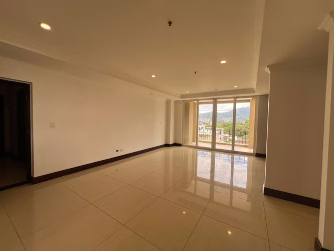 Ubicado en zona privilegiada de Sabana Sur.  Apartamento  de 2 habitaciones y 2 baños completos, 2 parqueos  - Imagen 2