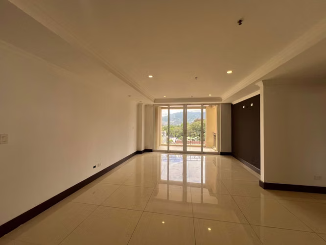 Ubicado en zona privilegiada de Sabana Sur.  Apartamento  de 2 habitaciones y 2 baños completos, 2 parqueos  - Imagen 3
