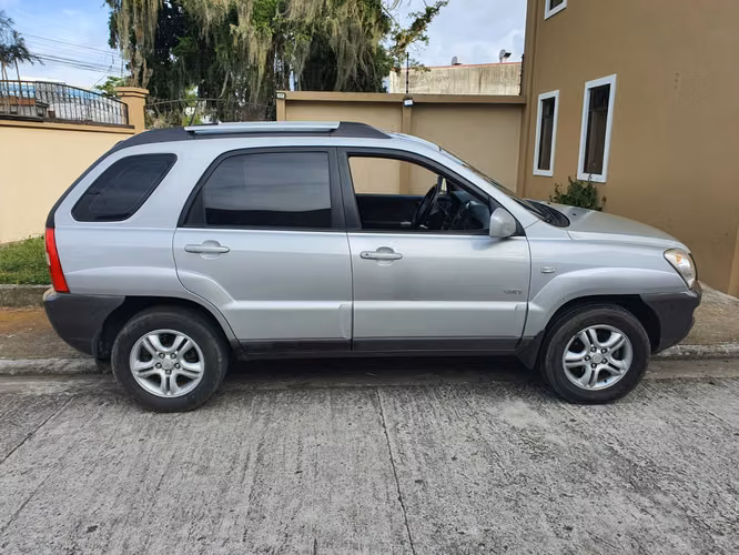 Es una SUV en excelente estado por fuera y por dentro, funciona perfectamente e ideal para disfrutar de viajar