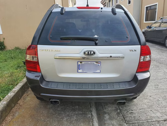 Es una SUV en excelente estado por fuera y por dentro, funciona perfectamente e ideal para disfrutar de viajar