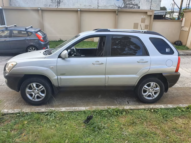 Es una SUV en excelente estado por fuera y por dentro, funciona perfectamente e ideal para disfrutar de viajar