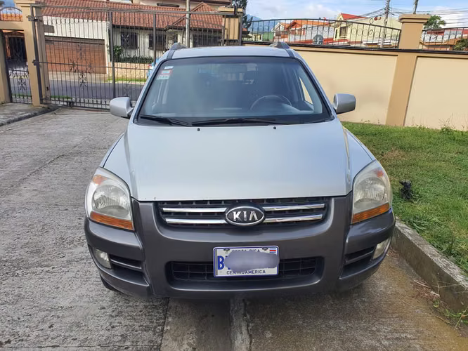 Es una SUV en excelente estado por fuera y por dentro, funciona perfectamente e ideal para disfrutar de viajar