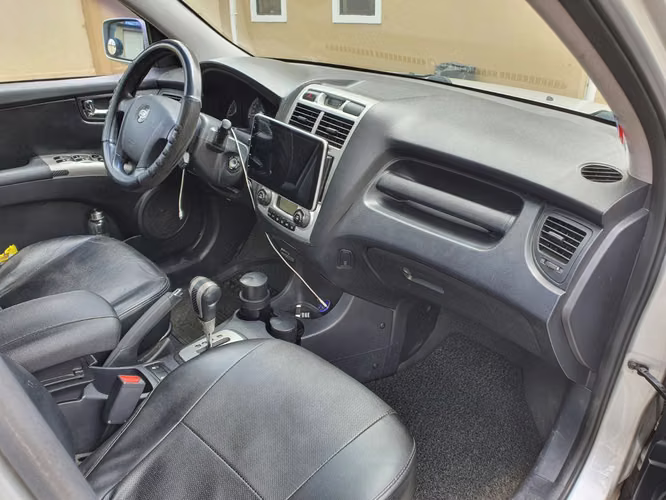 Es una SUV en excelente estado por fuera y por dentro, funciona perfectamente e ideal para disfrutar de viajar