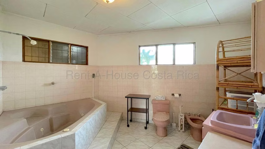 Venta de Casa Esquinera de una Planta en San Rafael de Escazú. RAH 27-632 - Imagen 6
