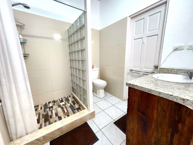 4BR/2BA House in Jacó – 3 Blocks to Beach & 2 Blocks to the Downtown NIGHTLIFE! - Imagen 9