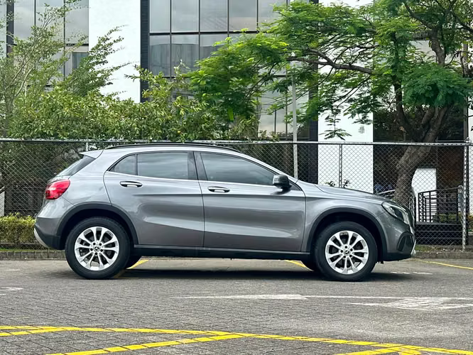 MERCEDES BENZ GLA180 - Imagen 14