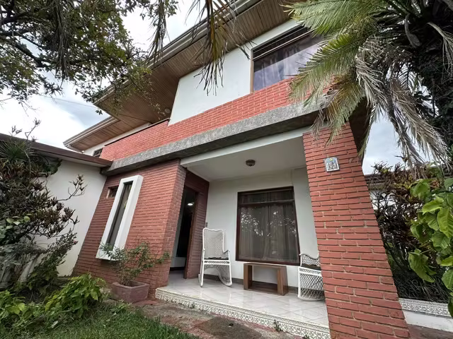 En VENTA casa de dos niveles en San Pablo de Heredia.