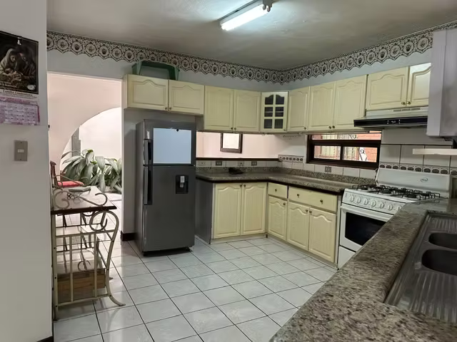En VENTA casa de dos niveles en San Pablo de Heredia. - Imagen 6