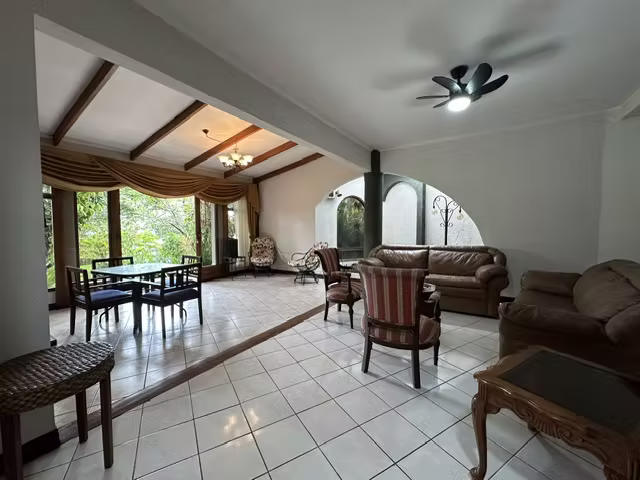 En VENTA casa de dos niveles en San Pablo de Heredia. - Imagen 11