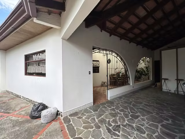 En VENTA casa de dos niveles en San Pablo de Heredia. - Imagen 4