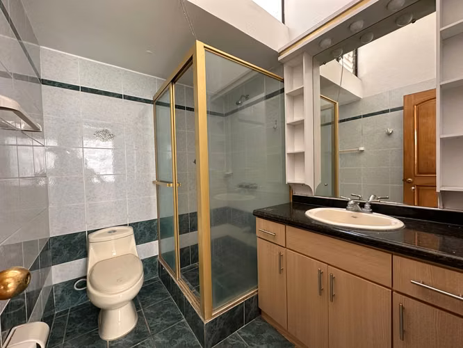 Venta de casa en Escazú. Para inversión! P197 - Imagen 12