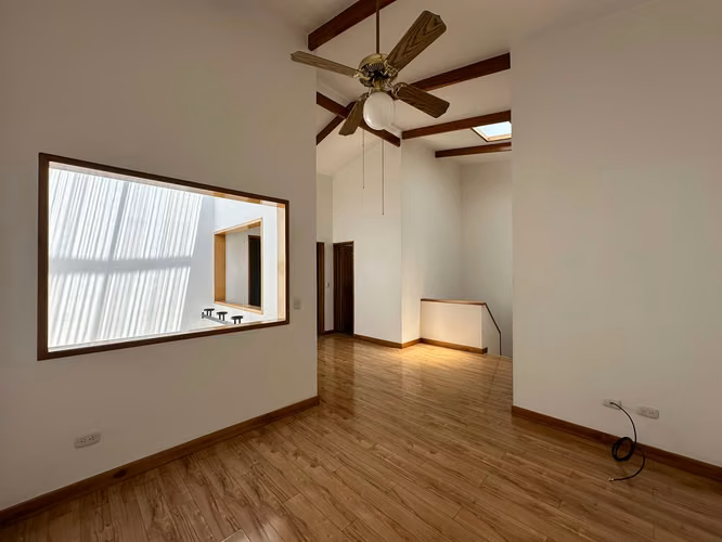 Venta de casa en Escazú. Para inversión! P197 - Imagen 11
