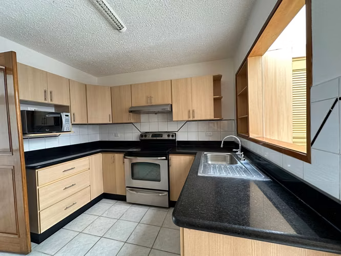 Venta de casa en Escazú. Para inversión! P197 - Imagen 10