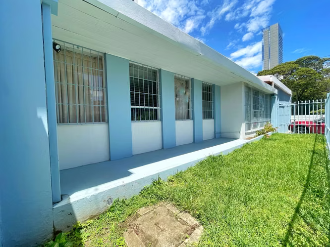 Casa en venta, una sola planta, uso de suelo mixto, en Sabana! P517