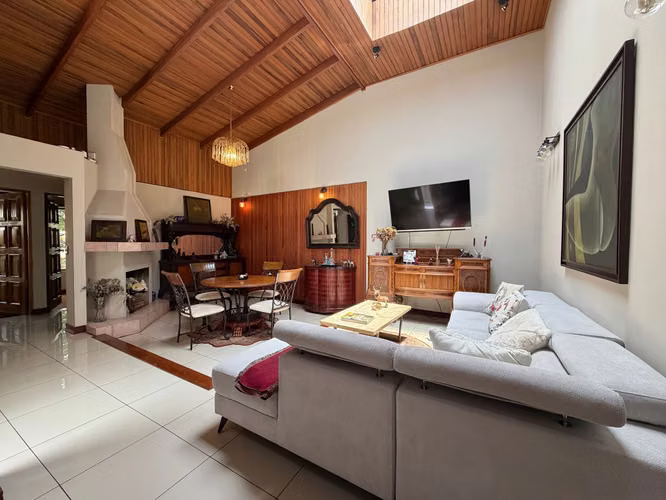 Casa en venta en Los Yoses, San José | 4 habitaciones | 225 m² EM512