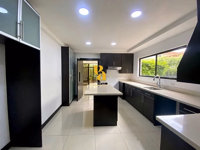 Alquiler de amplia casa con terraza y jardín en condominio, Pozos de Santa Ana  - Imagen 8
