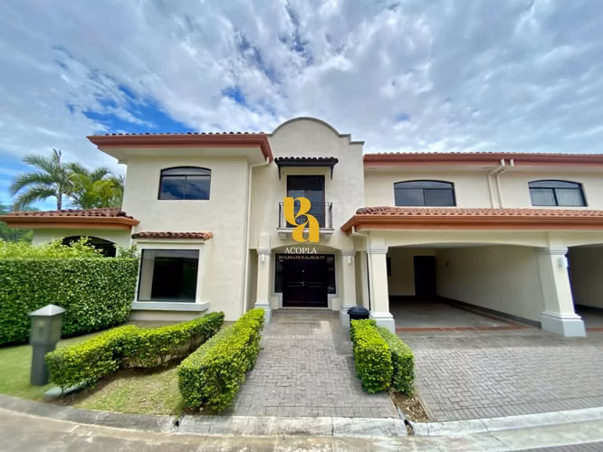 Alquiler de amplia casa con terraza y jardín en condominio, Pozos de Santa Ana 