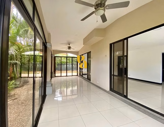 Alquiler de amplia casa con terraza y jardín en condominio, Pozos de Santa Ana  - Imagen 5