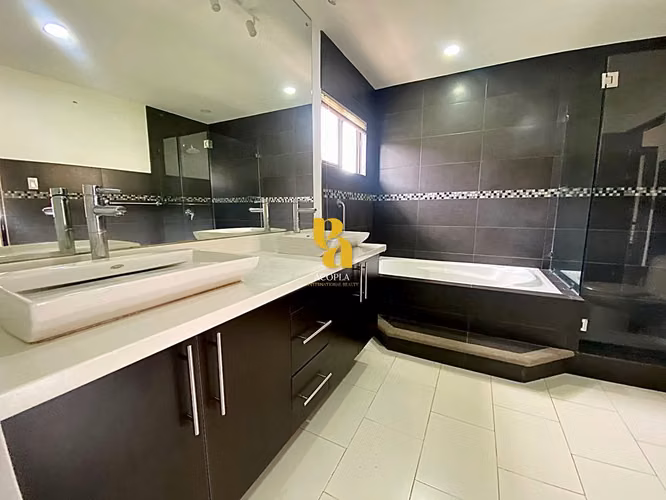 Alquiler de amplia casa con terraza y jardín en condominio, Pozos de Santa Ana  - Imagen 13