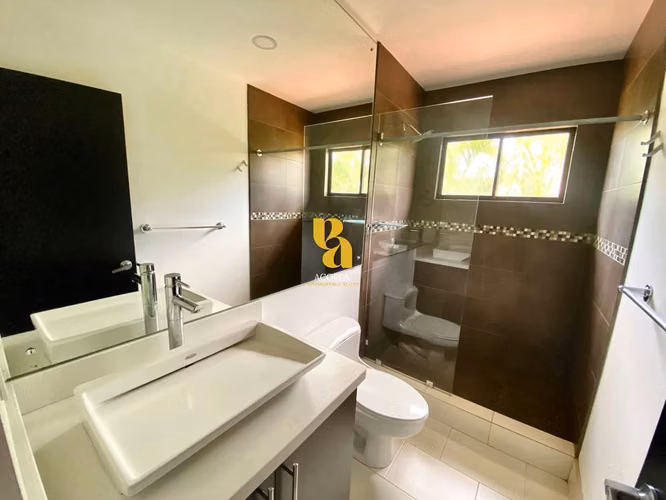 Alquiler de amplia casa con terraza y jardín en condominio, Pozos de Santa Ana  - Imagen 18