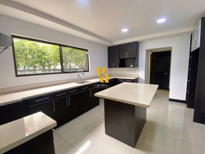 Alquiler de amplia casa con terraza y jardín en condominio, Pozos de Santa Ana  - Imagen 7