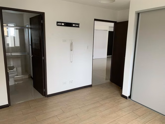 Apartamento en Granadilla/piso 4-2 parqueos-seguro - Imagen 7