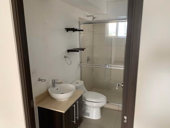 Apartamento en Granadilla/piso 4-2 parqueos-seguro - Imagen 6