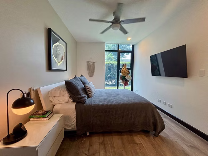 Apartamento en Primer Nivel con Jardín Privado | 2 Habitaciones, 2.5 Baños y Totalmente Amoblado - Imagen 5