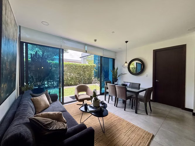 Apartamento en Primer Nivel con Jardín Privado | 2 Habitaciones, 2.5 Baños y Totalmente Amoblado