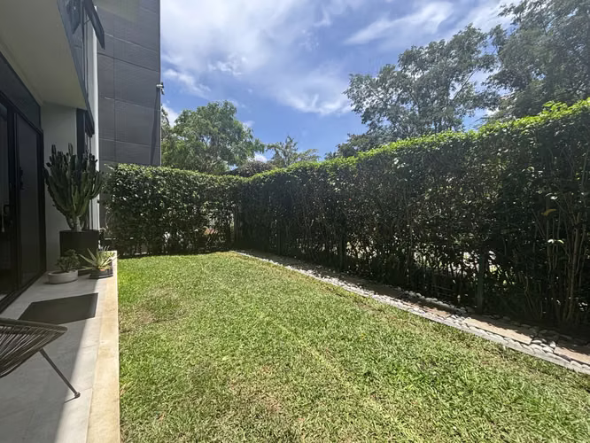 Apartamento en Primer Nivel con Jardín Privado | 2 Habitaciones, 2.5 Baños y Totalmente Amoblado - Imagen 4