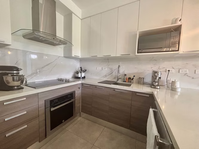 Apartamento en Primer Nivel con Jardín Privado | 2 Habitaciones, 2.5 Baños y Totalmente Amoblado - Imagen 3