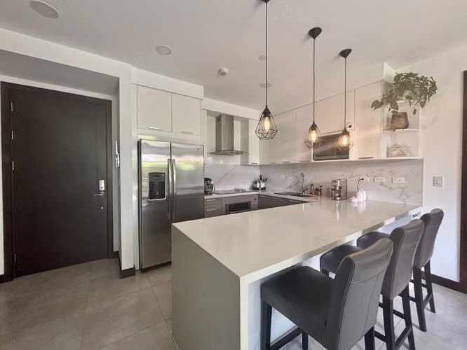 Apartamento en Primer Nivel con Jardín Privado | 2 Habitaciones, 2.5 Baños y Totalmente Amoblado - Imagen 2
