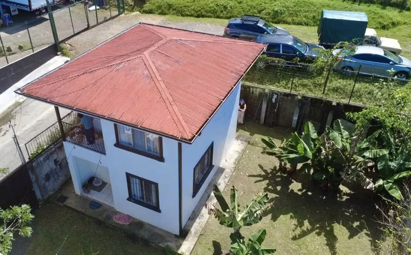 ALQUILER DE CASA SEMI AMOBLADA EN RÍO ORO DE SANTA ANA CON AMPLIO JARDÍN PRIVADO