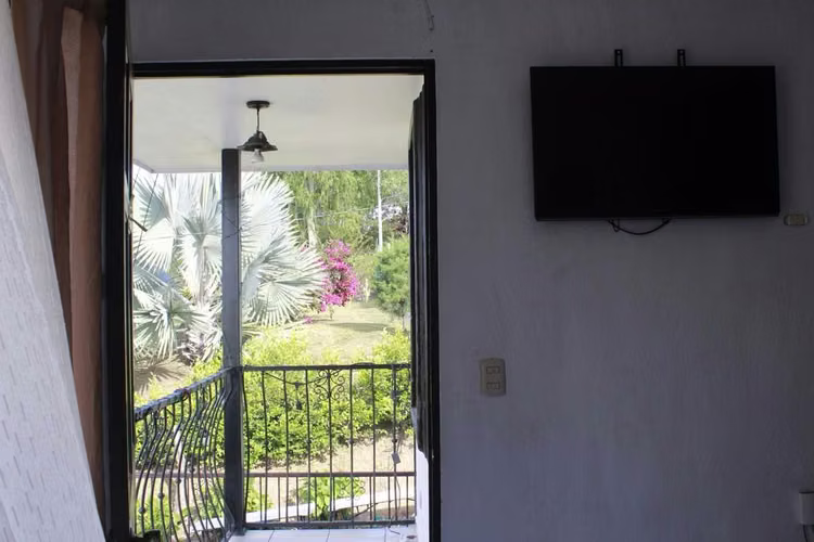 ALQUILER DE CASA SEMI AMOBLADA EN RÍO ORO DE SANTA ANA CON AMPLIO JARDÍN PRIVADO