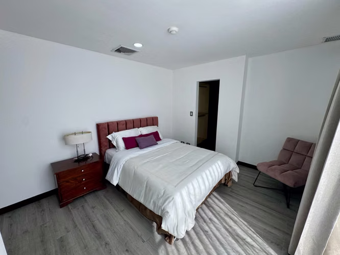 Alquiler de apartamento en Los Laureles, Escazú | 3 habitaciones con baño | 260 m² - Imagen 1