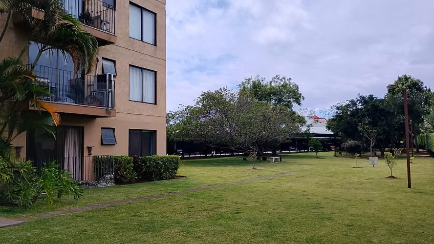 Alquiler de apartamento en Brisas del Oeste: Naturaleza y amplitud en planta baja (ref : 52) - Imagen 2