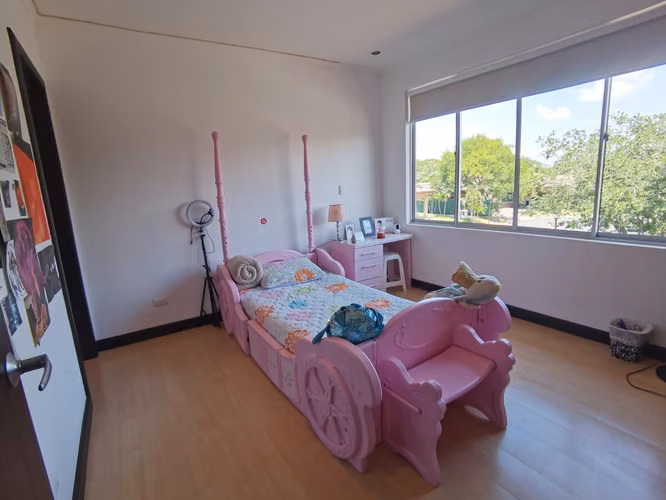 Puerta de Hierro, hermosa, remodelada, 4 hab, 4 baños, sala TV, terraza, bar, patio, 4 parqueos. - Imagen 15