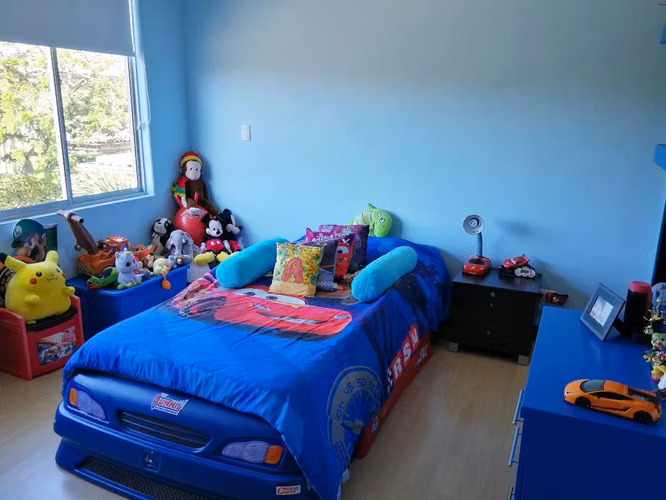 Puerta de Hierro, hermosa, remodelada, 4 hab, 4 baños, sala TV, terraza, bar, patio, 4 parqueos. - Imagen 14