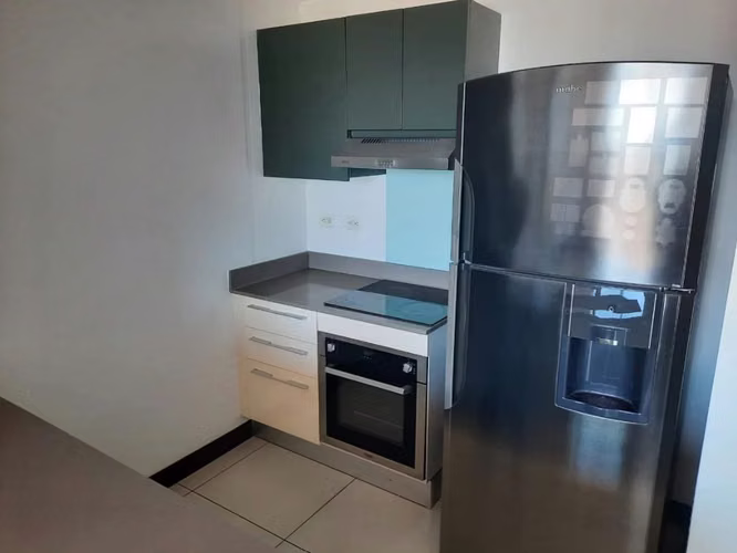 Exclusivo Apartamento CON LINEA BLANCA Piso Alto en Torre Rohrmoser | $1,600 - Imagen 4