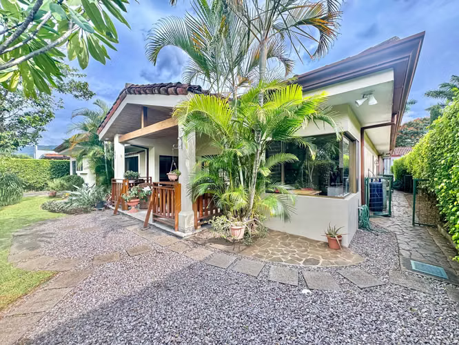 Casa Palm One level home 4 rooms in Santa Ana