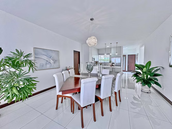 Casa Luz one level home with pool for sale in Escazu - Imagen 13