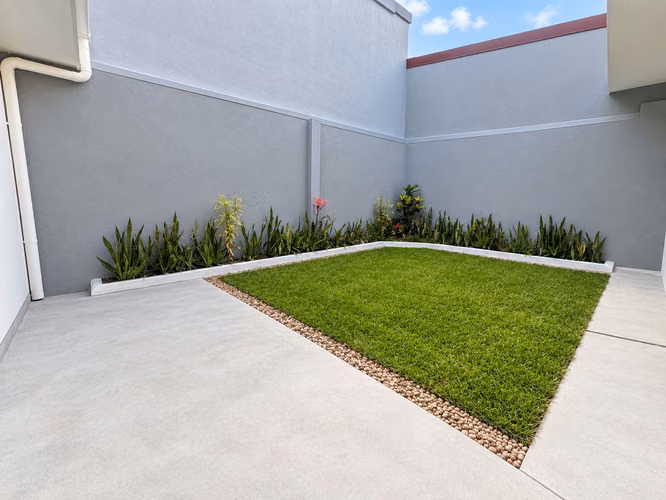 Casa de una planta en zona residencial con patio muy cerca de la Pinares - Imagen 4