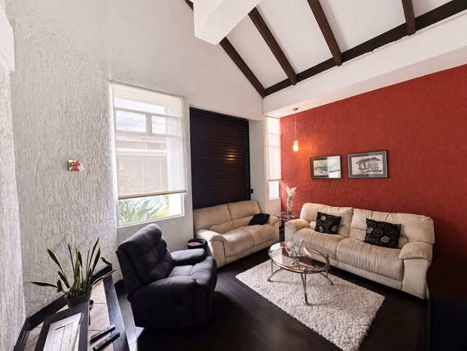 ¡VIVÍ A PASOS DE LA SABANA!  Casa con amplio jardín y ubicación divina en Sabana Sur. - Imagen 2