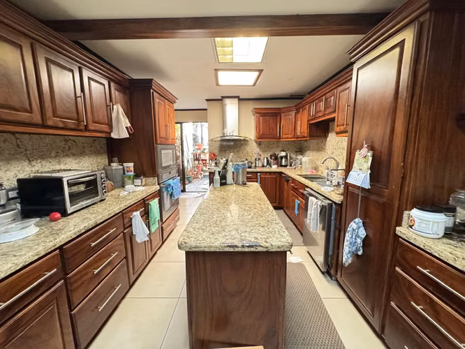 OPORTUNIDAD VENTA DE CASA AMPLIA Y EXCELENTE ESTADO EN ROHRMOSER