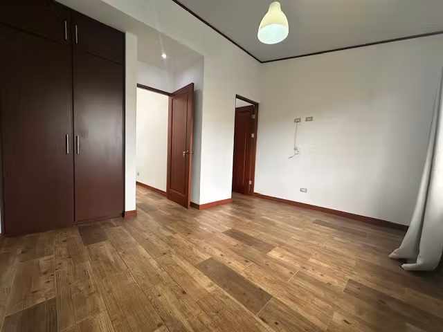 Moderna Casa con Ubicación Excepcional en Santa Ana 